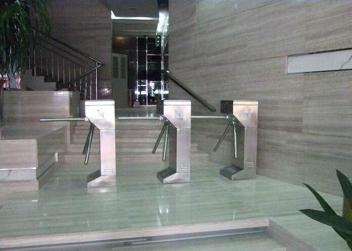 深圳手动三辊闸选购指南 立式304不锈钢三辊闸与超市出入口道闸的价格、厂家及场景解析